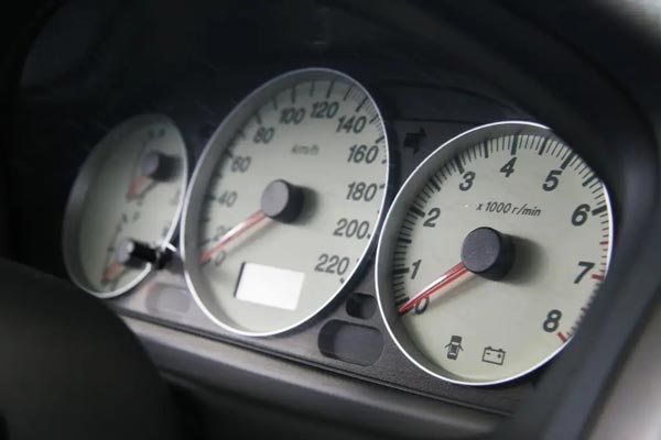 汽車標(biāo)識logo都是如何進(jìn)行打標(biāo)的？答案是用激光打標(biāo)機！